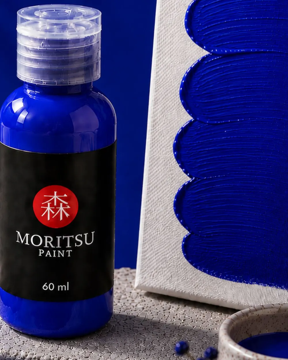 Botol Moritsu Premium Acrylic warna Ultramarine di depan sapuan cat biru