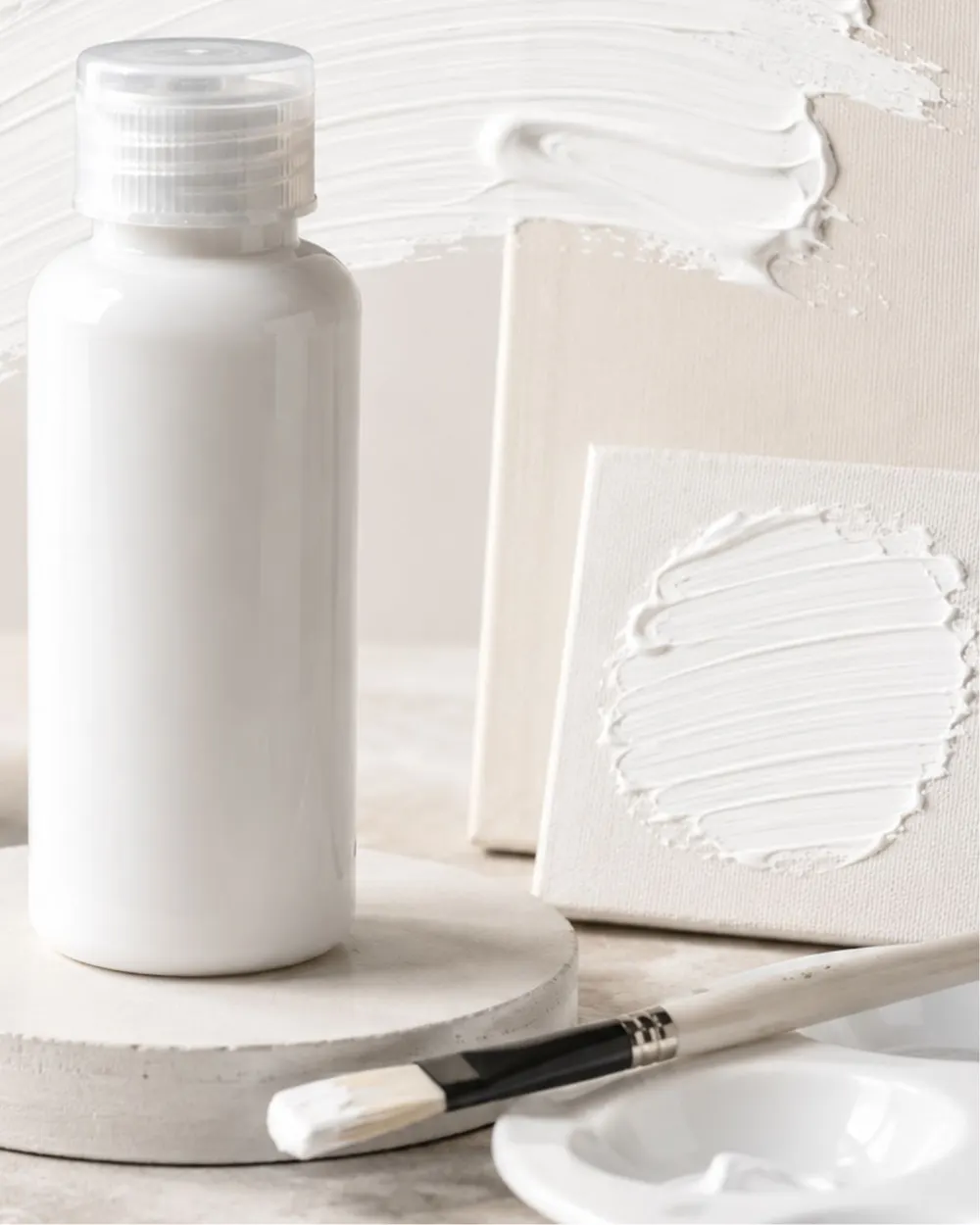 Botol Moritsu Student Acrylic warna White Blanc di samping kuas dan sapuan cat putih